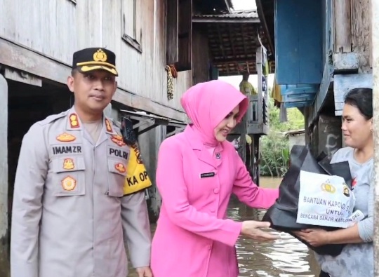 Kapolres OKU, AKBP Imam Zamroni (paling kiri), bersama Ketua Bhayangkari Cabang OKU, Ny Fitri Imam Zamroni (tengah), saat menyalurkan bantuan Kapolda Sumsel, Irjen Pol A Rachmad Wibowo, ke salah satu warga terdampak banjir (paling kanan)