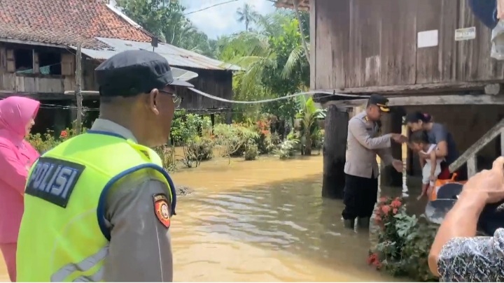 Kapolres OKU, AKBP Imam Zamroni, saat menyalurkan bantuan Kapolda Sumsel, Irjen Pol A Rachmad Wibowo, ke salah satu warga terdampak banjir