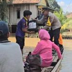 Kapolres OKU, AKBP Imam Zamroni, bersama Ketua Bhayangkari Cabang OKU, Ny Fitri Imam Zamroni, saat menyalurkan bantuan Kapolda Sumsel, Irjen Pol A Rachmad Wibowo, ke warga terdampak banjir