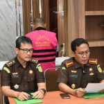 Kajari Padangsidimpuan, Dr Lambok MJ Sidabutar (kanan) didampingi Kasi Intel, Yunius Zega (kiri), tengah memaparkan konstruksi kasus dugaan perjalanan Dinas fiktif hingga mengakibatkan oknum Kadis Koperindag, RP (rompi merah muda menghadap belakang) harus ditahan