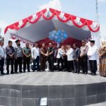 Pj Sekda, Roni Gunawan Rambe, bersama Kajari, Dr Lambok MJ Sidabutar, Ketua KPU, Tagor Dumora, dan lainnya, saat hendak melepas balon serta dua ekor burung merpati sebagai tanda peluncuran tahapan Pilwalkot Padangsidimpuan