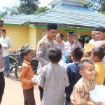 Kapolres Tapsel, AKBP Yasir Ahmadi, dikerubungi anak-anak saat ia membagikan nasi kotak dalam gerakan Jumat Berkah di Desa Kilang Papan, Kecamatan Sipirok