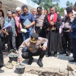 Kapolres Tapsel, AKBP Yasir Ahmadi, meletakkan batu pertama Gereja HKBP Sisoma Resort Eben Ezer Sisoma Distrik I Tabagsel-Sumbar