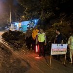 Kapolsek Batang Toru, Iptu RN Tarigan, bersama Kanit Reskrim, Ipda Ery J Situmorang, dan unsur Forkopimcam lainnya, saat berada di lokasi longsor yang menutupi sebagian badan Jalan Lintas penghubung Padangsidimpuan-Batang Toru persisnya di Kelurahan Sitinjak, Kecamatan Angkola Barat, Kabupaten Tapanuli Selatan