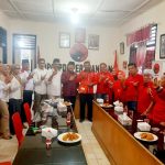 Rusydi Nasution, bersama Tim, mengembalikan formulir pendaftaran kepada Ketua Tim Penjaringan Bacakada, Tigor P Siregar, bersama Ketua DPC PDI Perjuangan Padangsidimpuan, Taty Ariyani Tambunan, Wakil Sekretaris, Charles Kulon Panjaitan, dan Pengurus lainnya