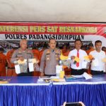 Kapolres Padangsidimpuan, AKBP Dudung Setyawan, didampingi Kasat Resnarkoba, AKP Jasama H Sidabutar, Kasi Humas, AKP K Sinaga, KBO Ipda Dilwan Iskandar Hasibuan, dan lainnya, saat menunjukkan barang bukti hasil pengungkapan kasus narkotika periode 1 hingga 25 Mei atau selama Operasi Antik Toba 2024