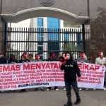 Massa yang tergabung dalam Gemas melakukan aksi bertopeng mirip "Bjorka" saat menyampaikan unjuk rasa di depan Kejatisu guna memohon untuk mengusut dugaan korupsi pembangunan Puskesmas Pintu Padang di Kabupaten Tapsel yang menelan biaya Rp8 miliar