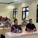 Plh Kasi Humas Polres Tapsel, Brigpol Erlangga Gautama Nasution, beserta Tim dan awak media, saat mengikuti zoom meeting dalam rangka agenda menyongsong Indonesia Emas 2045
