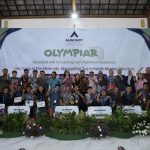 Seluruh finalis OlympiAR 2024 berfoto bersama jajaran Manajemen PT AR dan tamu undangan