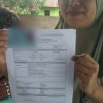 Salah seorang warga saat menunjukkan lembaran formulir verifikasi faktual yang tidak memiliki kolom menyatakan tidak mendukung bakal calon Bupati dan Wakil Bupati Tapsel dari jalur perseorangan