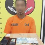 Seorang petani inisial, J, tunjukkan barang bukti usai tertangkap Polsek Padang Bolak bermain judi jenis Macau