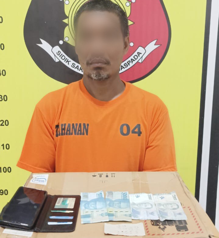 Seorang petani inisial, J, tunjukkan barang bukti usai tertangkap Polsek Padang Bolak bermain judi jenis Macau