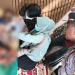 Kapolsek Padang Bolak, AKP Harun Manurung, menyaksikan Tim Medis dari Puskesmas Gunung Tua saat melakukan pemeriksaan luar terhadap jenazah korban