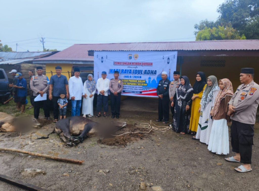 Subhanallah, Kapolsek Padang Bolak Sembelih 3 Ekor Hewan Kurban
