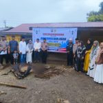 Kapolsek Padang Bolak, AKP Harun Manurung, dan jajaran saat melaksanakan penyembelihan 3 ekor hewan Kurban berupa sapi di Hari Raya 'Idul Adha 1445 Hijriah yang dagingnya akan dibagi-bagikan ke masyarakat sekitar