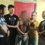 Kasat Resnarkoba Polres Tapsel, AKP Salomo Sagala (paling kiri), mengamankan terduga pengedar sabu, EI, persis di depan teras Rumah