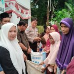 Bhabinkamtibmas Polsek Sipirok, Aiptu Anwar S Harahap, bersama Camat Angkola Timur, Cos Riady Siregar, dan lainnya saat proses penyerahan bantuan ketahanan pangan dari pemerintah berupa bebek air ke masyarakat