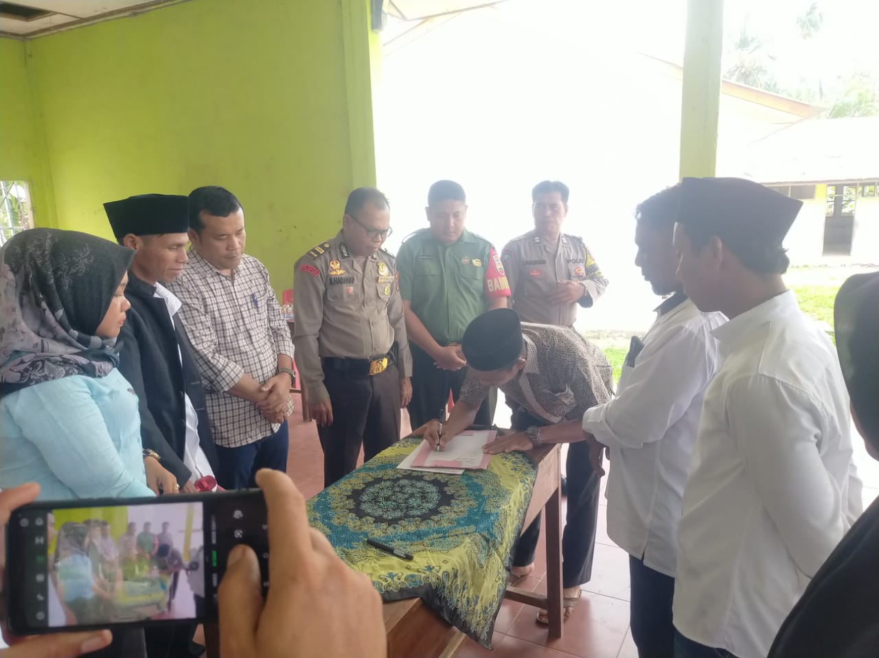 Kapolsek Padang Bolak, AKP Harun Manurung, diwakili Waka Polsek, Iptu Bonggal Harahap, saat menyaksikan penandatanganan pakta integritas di sela pelantikan PKD Pilkada 2024