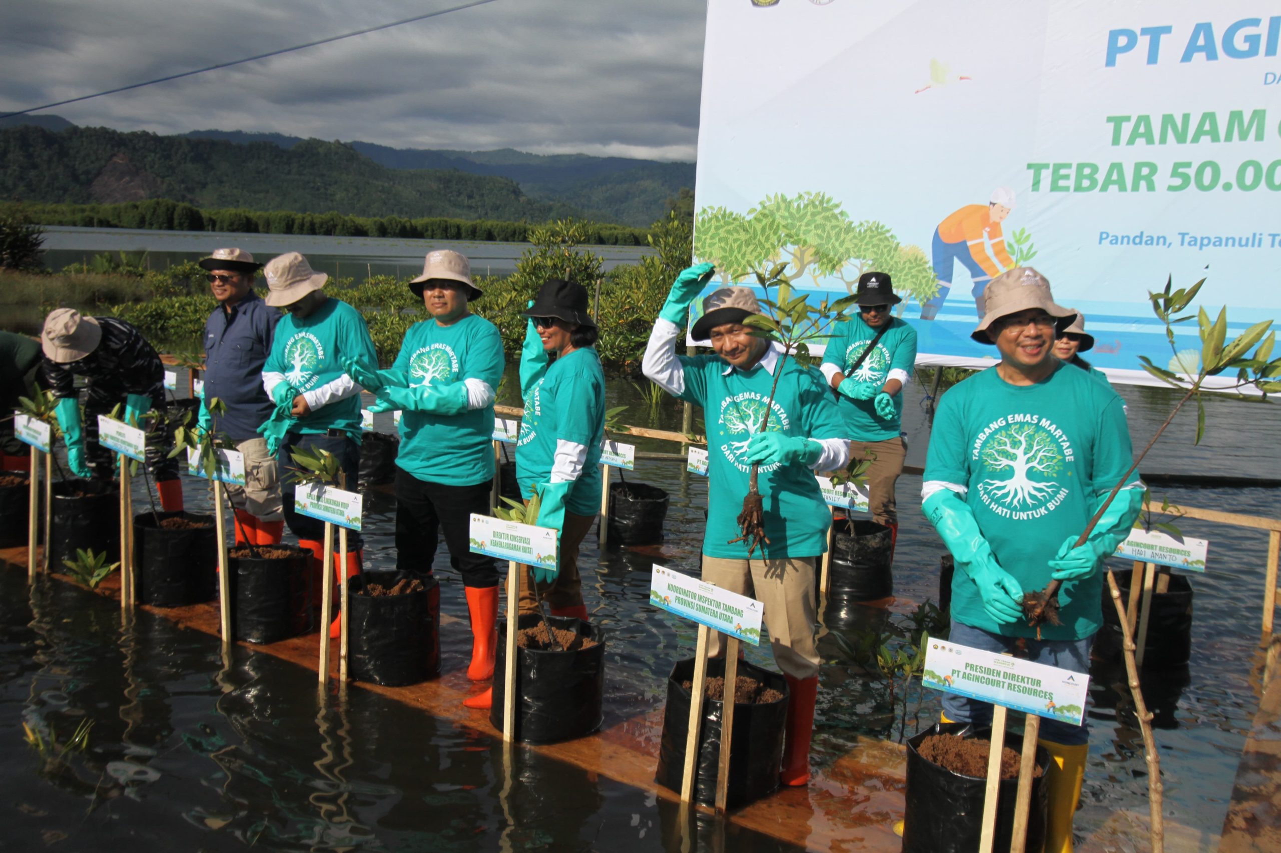 Presiden Direktur PT Agincourt Resources, Muliady Sutio, (kanan) dan Koordinator Inspektur Tambang Provinsi Sumatera Utara, Suroyo, (kedua dari kanan) melakukan penanaman secara simbolis dalam aksi tanam 60 ribu bibit Mangrove di Pandan, Tapanuli Tengah