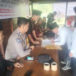 Bhabinkamtibmas Polsek SD Hole, Bripka Ricky Batubara, menyaksikan pelantikan PKD Pilkada 2024