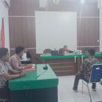 Penyidik Polsek Padang Bolak saat mengikuti sidang Tipiring kasus pencurian buah sawit