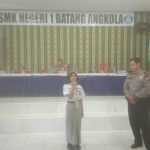 Personel Sat Binmas Polres Tapsel saat memberi sosialisasi ke para siswa SMK Negeri 1 Batang Angkola