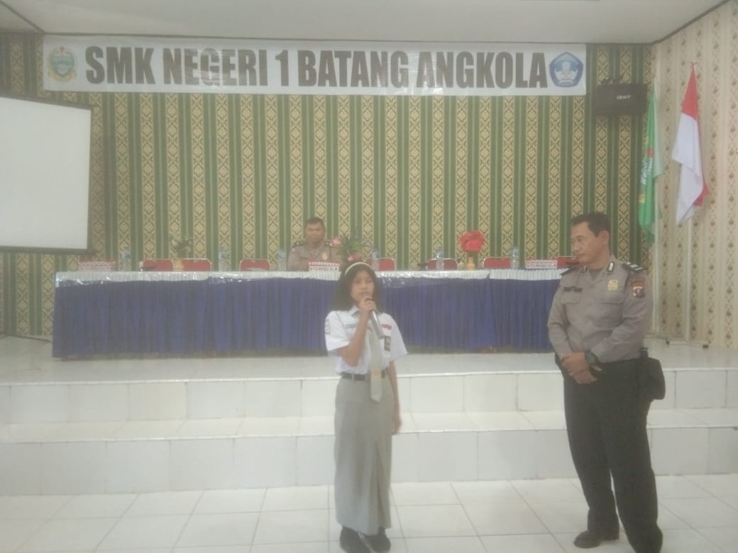 Personel Sat Binmas Polres Tapsel saat memberi sosialisasi ke para siswa SMK Negeri 1 Batang Angkola