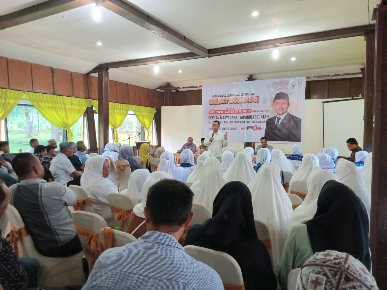 Anggota DPR RI, Gus Irawan Pasaribu, di sela silaturahmi bersama ratusan warga dan tokoh masyarakat Sipirok Narobi, Kabupaten Tapsel