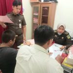 Penyidik Sat Resnarkoba Polres Tapsel saat melimpahkan tersangka berikut berkas perkara kasus kepemilikan sabu ke JPU Kejari Paluta