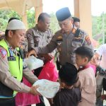 Sosok Kasat Lantas Polres Tapsel, AKP Danil Saragih, terlihat begitu humanis saat membagikan nasi kotak kepada anak-anak di program Jumat Berkah