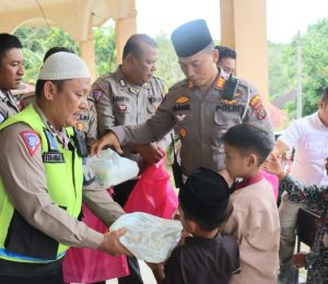 Sosok Humanis Kasat Lantas Polres Tapsel di Jumat Berkah: Dikerubungi Anak-anak