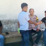 Terlapor bersalaman dengan pelapor sebagai tanda telah bermaafan di hadapan Bhabinkamtibmas Polsek Batang Toru, Bripka Alex Panjaitan