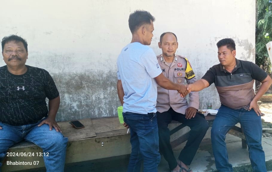 Terlapor bersalaman dengan pelapor sebagai tanda telah bermaafan di hadapan Bhabinkamtibmas Polsek Batang Toru, Bripka Alex Panjaitan