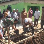 Bhabinkamtibmas Polsek Sipirok, Aiptu Anwar Sadat Harahap, saat meletakkan batu pertama di Masjid Al Falah