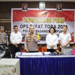 Kapolres Padangsidimpuan, AKBP Dudung Setyawan, didampingi Kasat Reskrim, AKP Maria Marpaung, saat memaparkan pengungkapan kasus selama Operasi Sikat Toba 2024