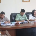Ketua DPRD Tapsel, Abdul Basith Dalimunthe (paling kiri), bersama Ketua Komisi A DPRD Tapsel, Irmansyah (tengah), saat menggelar RDP terkait dugaan kecurangan tahapan Pilkada Tapsel yang dihadiri KPU Tapsel dan Mahasiswa dari AMPB Tabagsel