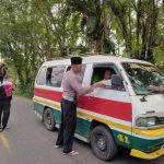 Kasat Lantas Polres Tapsel, AKP Danil Saragih, saat bagikan nasi kotak ke pengguna Jalan dalam program Jumat Berkah