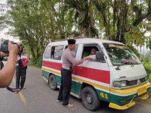 Bersikap Santun, Kasat Lantas Polres Tapsel Bagikan Ratusan Nasi Kotak ke Pengguna Jalan