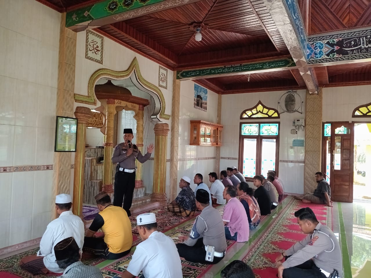 Kasat Lantas Polres Tapsel, AKP Danil Saragih, saat beri edukasi ke jamaah Masjid Luhur agar lebih sadar dan mematuhi peraturan lalulintas