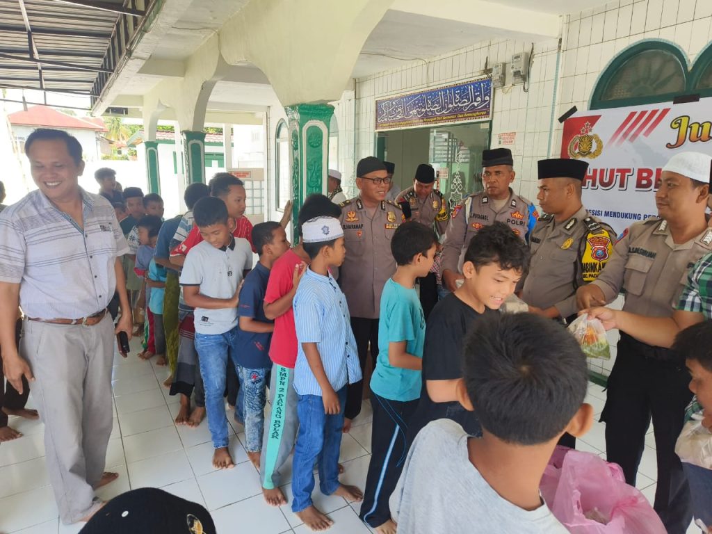 Sembari Tampung Aspirasi, Polsek Padang Bolak Berbagi Makan Siang Gratis ke Masyarakat