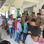 Personel Polsek Padang Bolak berbagi nasi bungkus ke jemaah Masjid Al Ubudiyah dalam rangka HUT Bhayangkara ke-78