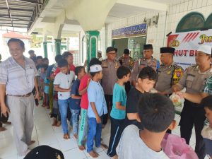 Sembari Tampung Aspirasi, Polsek Padang Bolak Berbagi Makan Siang Gratis ke Masyarakat