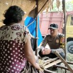 Personel Polsek Padang Bolak bersama Asni Siregar, sesaat sebelum melakukan bedah Rumah