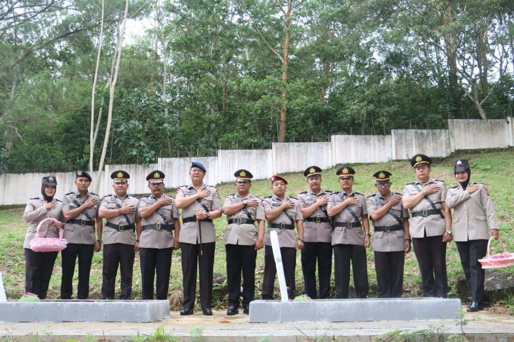 HUT Bhayangkara, Polres Tapsel Ikuti Ziarah ke Makam Pahlawan di Sipirok