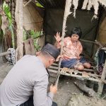 Aipda Nyamano Manik, Bhabinkamtibmas Polsek Padang Bolak melakukan sambang di Gubuk milik Asni Siregar, dan mengutarakan keinginannya untuk membedah Rumah warga binaannya tersebut