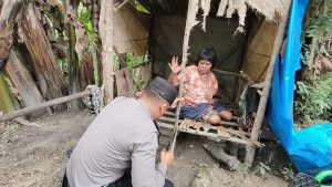 Sisihkan Rezeki, Aipda Nyamano Manik Bedah Rumah Berdinding Goni Milik Warga Binaannya