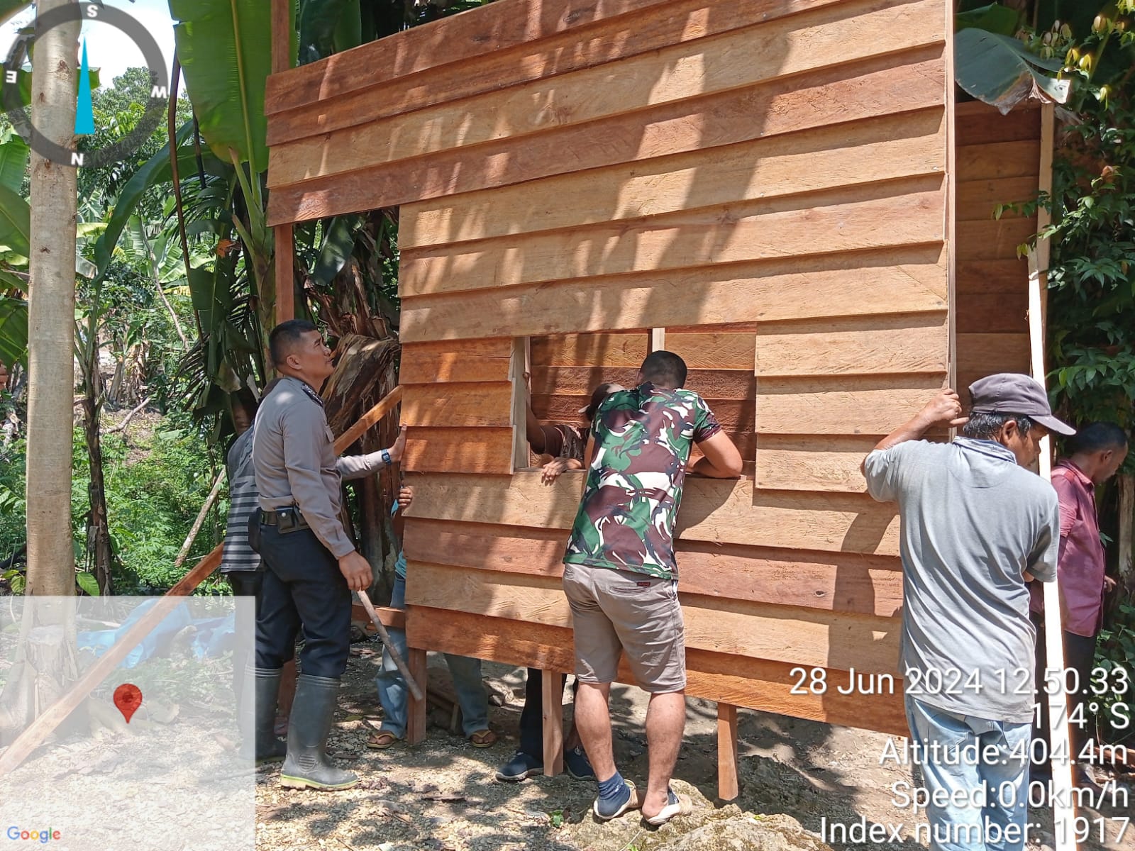 Aipda Nyamano Manik, turun langsung dalam proses membedah Rumah, Asni Siregar, milik warga binaannya