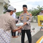 Kapolres Tapsel, AKBP Yasir Ahmadi, saat membagikan nasi kotak dalam program Jumat berkah ke jemaah Masjid Jami' Al Hidayah Parsalakan