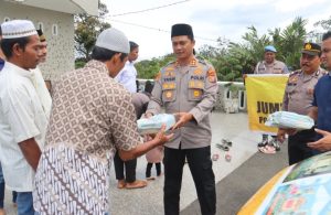 Kedermawanan AKBP Yasir Bagikan Ratusan Nasi Kotak di Jumat Berkah