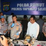 Kapolres Tapsel, AKBP Yasir Ahmadi, didampingi Kanit Tipidter, Ipda Ilham P Nasution, saat memaparkan pengungkapan kasus penyalahgunaan 10 Ton solar subsidi dari Gudang BBM ilegal